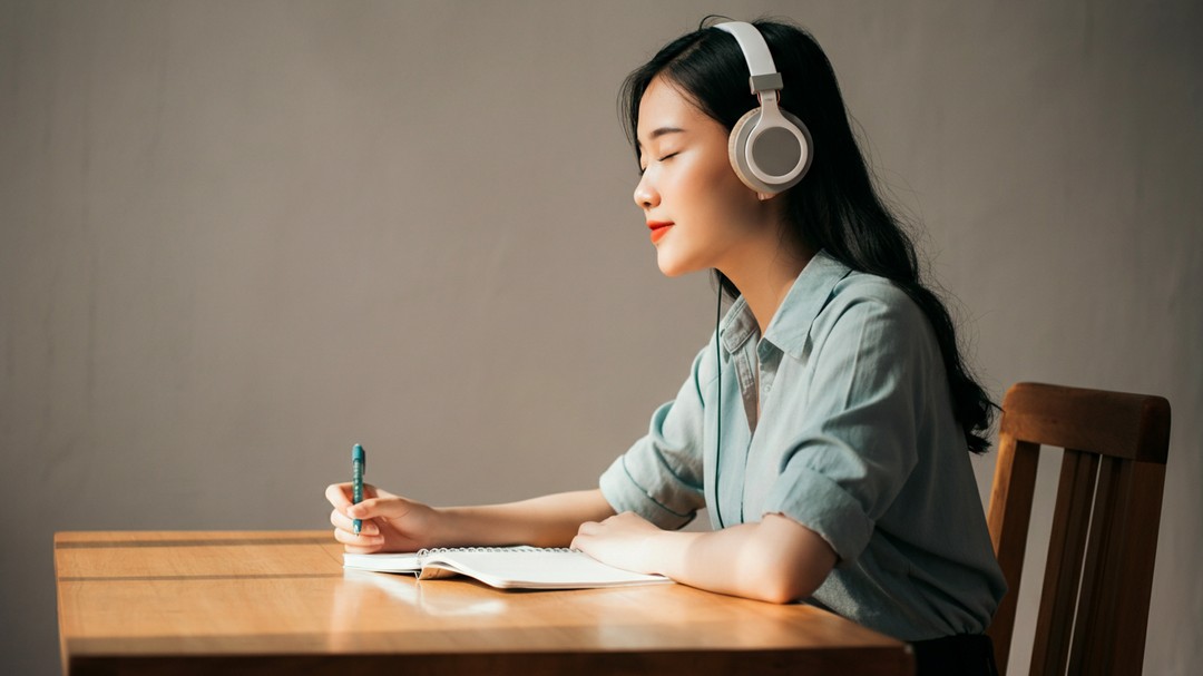 Học viên luyện tập phương pháp Shadowing tiếng Nhật