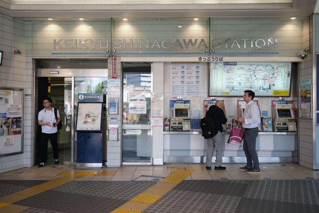 Nhà ga Keikyu Shinagawa ở Tokyo, nơi người học thường cần dùng mẫu câu hỏi đường và mua vé tàu
